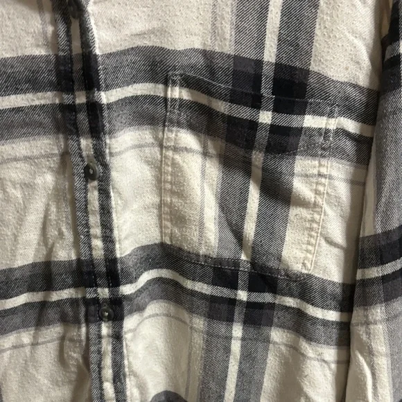 American Eagle Outfitters Black and White Plaid Button Down Shirt - Picture 2 of 11
